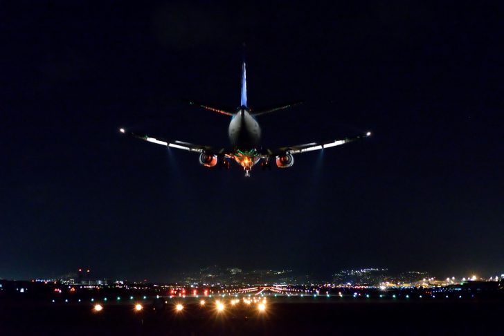 夜の飛行機