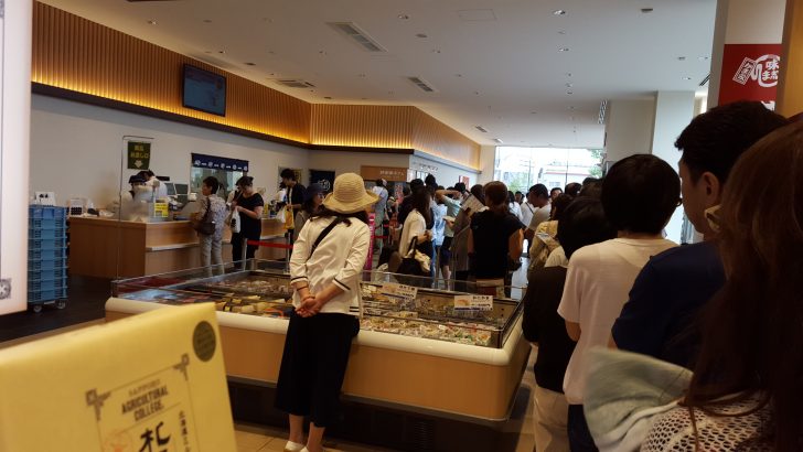 かま栄の行列